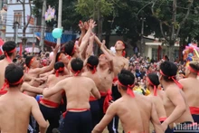 Các thanh niên tranh đầu pháo tại lễ hội.
