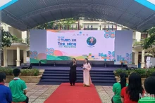 Đạo diễn Hà Lệ Diễm giao lưu, trả lời câu hỏi của các em học sinh.