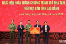 Lãnh đạo Bộ Công an trao kinh phí hỗ trợ tỉnh Cao Bằng xóa nhà tạm, nhà dột nát.
