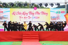 Tái hiện hoạt cảnh lễ hội tại lễ hội lồng tồng Phủ Thông năm 2024. (Ảnh: LÊ TRANG)
