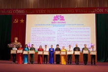 Lãnh đạo tỉnh Bắc Kạn tặng bằng khen cho các tập thể, cá nhân tiêu biểu. (Ảnh: TUẤN SƠN)