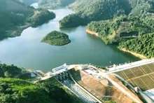 Một góc hồ Nặm Cắt. (Ảnh: THU CÚC)