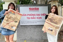 Các bạn trẻ hào hứng với phụ san đặc biệt. (Ảnh: TUẤN SƠN)