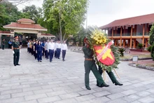Lãnh đạo tỉnh Bắc Kạn viếng nghĩa trang liệt sĩ tỉnh. (Ảnh: QUÝ ĐÔN)