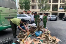 Lực lượng chức năng kiểm tra tang vật thu giữ trên xe khách. (Ảnh: Công an Bắc Kạn)