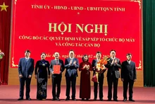 Lãnh đạo tỉnh trao quyết định thành lập Đảng uỷ Ủy ban nhân dân tỉnh. (Ảnh: TUẤN SƠN).