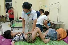 Khám, điều trị cho trẻ bị mắc triệu chứng tại cơ sở y tế. (Ảnh: CHIẾN HOÀNG)