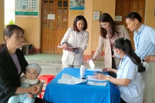 Sở Y tế tỉnh Bắc Kạn giám sát việc tiêm vaccine phòng, chống sởi tại phường Phùng Chí Kiên, thành phố Bắc Kạn. (Ảnh: LÝ DŨNG)