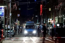 Cảnh sát phong tỏa hiện trường vụ xe ô tô lao vào người đi bộ ở Mannheim, Đức ngày 3/3/2025. Ảnh: REUTERS/TTXVN