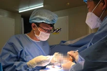 Các bác sĩ tại Bệnh viện dã chiến cấp 2 số 6 của Việt Nam phẫu thuật thành công, cứu sống ngón tay gần đứt lìa cho một bệnh nhân quốc tịch Pakistan. (Ảnh: SỸ CÔNG)