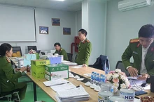 Nhiều tài liệu tại trụ sở Công ty Rance Pharma và Công ty Hacofood được cơ quan công an thu giữ để phục vụ điều tra. (Ảnh: CÔNG AN NHÂN DÂN)