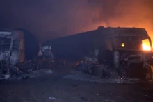 Hiện trường vụ không kích cảng nhiên liệu ở Yemen. (Ảnh: THX/TTXVN)