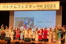 Sinh viên Việt Nam hòa ca tại Trường đại học Yamanashi Gakuin Nhật Bản. (Ảnh TOMODACHI PROJECT) 