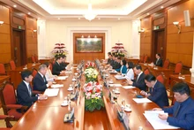 Thường trực Ban Bí thư Trương Thị Mai hội đàm với ông Shii Kazuo. (Ảnh TTXVN) 
