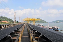 Tiêu thụ mẻ than đầu tiên trong ngày đầu Xuân mới Ất Tỵ 2025 tại cảng Cửa Ông. 