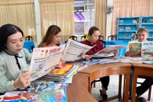 Ðộc giả đọc báo, tạp chí của Ðảng tại Thư viện tỉnh Sóc Trăng. (Ảnh Nguyễn Phong) 