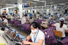 Sản xuất hàng may mặc tại Xí nghiệp Sơ-mi, veston của Tổng công ty May 10. (Ảnh ĐĂNG ANH) 