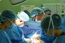 Các bác sĩ phẫu thuật lấy, ghép tạng tại Bệnh viện Bạch Mai. 