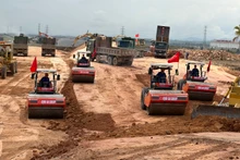 Các đơn vị thi công đào đắp nền hạng mục phụ trợ trên tuyến đường cao tốc bắc-nam.