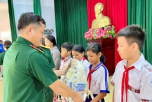  Đại diện Trung đoàn 717 trao kinh phí cho các em học sinh