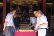 Chuyên gia Hán Nôm phiên âm dịch nghĩa một số tài liệu tại đình làng Bàn Môn (huyện Phong Điền). 