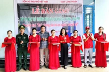 Cắt băng khánh thành, đưa công trình bếp ăn bán trú vào sử dụng.