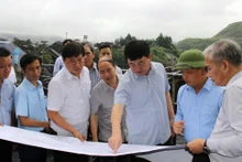Lãnh đạo Tập đoàn Công nghiệp Than-Khoáng sản Việt Nam kiểm tra mặt bằng sản xuất của Công ty cổ phần than Cao Sơn. 