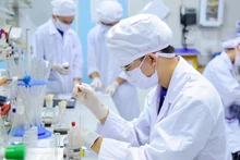 Sinh viên khoa Khoa học sự sống (Trường đại học Khoa học và Công nghệ Hà Nội) trong giờ thực hành khoa học và công nghệ y khoa. (Ảnh BÍCH NGỌC)
