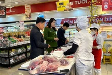 Đoàn kiểm tra liên ngành an toàn thực phẩm số 1 của thành phố Hà Nội kiểm tra một siêu thị trên địa bàn quận Tây Hồ. (Ảnh Thu Trang) 