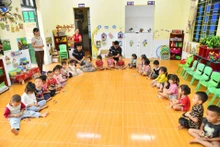 Các nhà hảo tâm trao quà tặng học sinh Trường mầm non Hợp Thành (xã Hợp Thành, thành phố Lào Cai, tỉnh Lào Cai). (Ảnh MỸ HÀ)