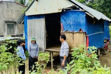 Cán bộ huyện Vân Canh, tỉnh Bình Định vận động người dân xóa bỏ nhà tạm, nhà dột nát. 