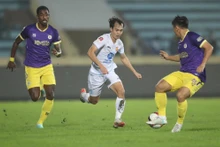 Văn Toàn (áo trắng) ghi bàn mở tỷ số trong trận đấu Thép Xanh Nam Định gặp Hà Nội FC. 