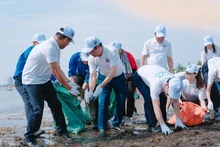 Thu gom rác thải trên bãi biển Cửa Lò (Nghệ An). 