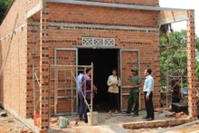 Bình Phước hỗ trợ người dân xây nhà tình thương, góp phần giúp xóa đói, giảm nghèo.