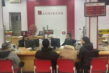 Khách hàng giao dịch tại chi nhánh ngân hàng Agribank. 