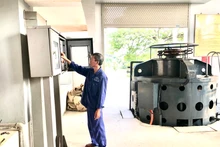 Công nhân trạm bơm Hữu Bị, xã Mỹ Phúc, huyện Mỹ Lộc (Nam Định) vận hành máy.