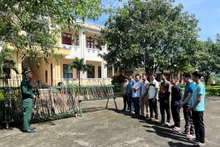 Bộ đội Biên phòng tỉnh Kon Tum tuyên truyền, động viên bà con dân tộc thiểu số vùng biên giới tự nguyện đến giao nộp vũ khí, vật liệu nổ. 