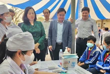 Bộ trưởng Y tế Đào Hồng Lan kiểm tra tiêm chủng cho trẻ em tại phường Lê Lợi, quận An Dương.