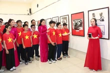 Quang cảnh triển lãm ảnh “Đất nước trọn niềm vui”.