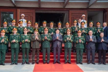Chủ tịch nước Lương Cường với cán bộ chỉ huy Binh chủng Đặc công và các đại biểu tại buổi làm việc.