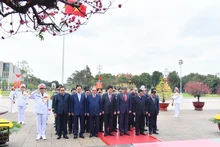 Các đồng chí lãnh đạo, nguyên lãnh đạo Đảng, Nhà nước thành kính tưởng nhớ công lao to lớn của Chủ tịch Hồ Chí Minh.