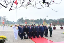 Các đồng chí lãnh đạo, nguyên lãnh đạo Đảng, Nhà nước thành kính tưởng nhớ công lao to lớn của Chủ tịch Hồ Chí Minh.