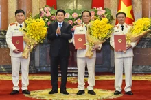Chủ tịch nước Lương Cường trao quyết định cho các đồng chí được bổ nhiệm tại buổi lễ.