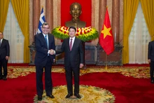 Chủ tịch nước Lương Cường và Đại sứ Cộng hòa Hy Lạp Antonios Papakostas tại buổi lễ trình Quốc thư.