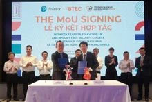 Đại diện Trường Cao đẳng An ninh mạng iSPACE, ông Phạm Hoàng Cường - Chủ tịch Hội đồng quản trị Trường Cao đẳng an ninh mạng iSPACE, và ông Lê Tuấn Dũng – Giám đốc Tập đoàn Giáo dục Pearson Vương quốc Anh tại Việt Nam đã cùng ký kết MoU.