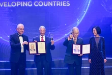 Đồng Chủ tịch Hội đồng sơ khảo, Giáo sư Nguyễn Thục Quyên và Giáo sư Albert Pisano trao cup và chứng nhận đến hai nhà khoa học đạt giải. (Ảnh: THÀNH ĐẠT) 