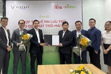 Ông Võ Lê Duy Đức, Giám đốc Đầu tư và Phát triển Năng lượng VinFast (bên trái) và ông Trần Ngọc Tuấn Khanh, Tổng Giám đốc Công ty ON Energy ký kết thỏa thuận hợp tác.