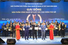 Ông Trần Mạnh Dũng đại diện Khối Kinh doanh Hành chính sự nghiệp của MISA nhận giải Đồng ở hạng mục Sản phẩm số xuất sắc cho Chính phủ số với MISA QLTS.