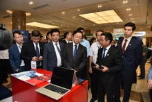 Phó Thủ tướng Trần Hồng Hà tham quan triển lãm bên lề Diễn đàn Cấp cao Chuyển đổi số Việt Nam - châu Á 2023.