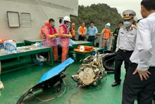 Trục vớt nhiều mảnh vỡ và động cơ máy bay. (Ảnh: Phạm Công)